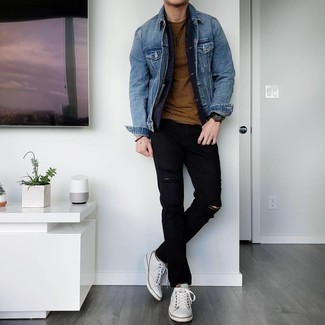 Как носить синюю джинсовую куртку с черными рваными джинсами мужчине