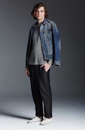 Как носить синюю джинсовую куртку с черными спортивными штанами мужчине