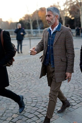 Как носить синюю джинсовую куртку с коричневыми брюками чинос