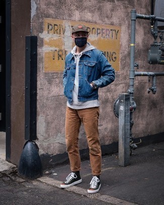 Как носить синюю джинсовую куртку с коричневыми брюками чинос