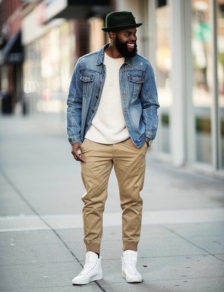 Какие свитера с круглым вырезом носить с синей джинсовой курткой мужчине