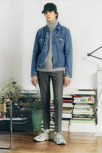 Как носить синюю джинсовую куртку с серыми кроссовками мужчине