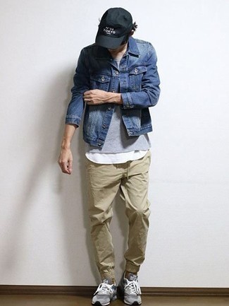 Как носить синюю джинсовую куртку с серыми кроссовками мужчине