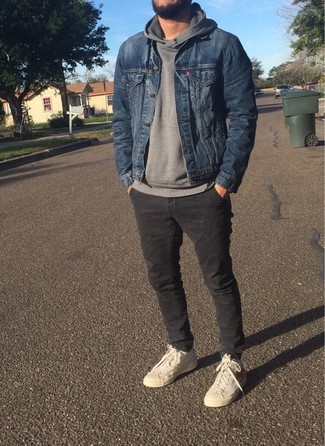 Как носить синюю джинсовую куртку с серым худи мужчине