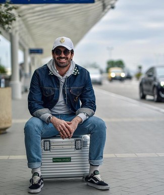 Как носить синюю джинсовую куртку с серым худи мужчине