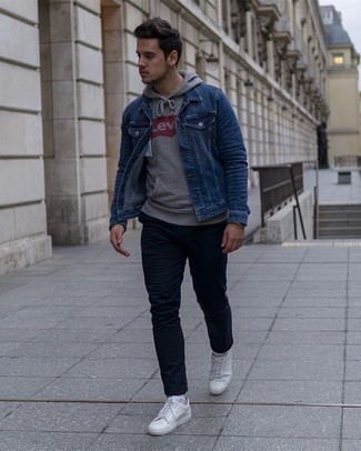 Как носить синюю джинсовую куртку с серым худи мужчине