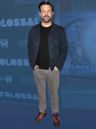 Как носить синюю джинсовую куртку с серыми джинсами мужчине