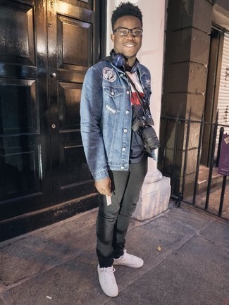 Как носить синюю джинсовую куртку с серыми джинсами мужчине