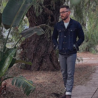 Как носить синюю джинсовую куртку с серыми джинсами мужчине