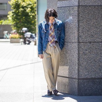 С чем носить синюю джинсовую куртку мужчине