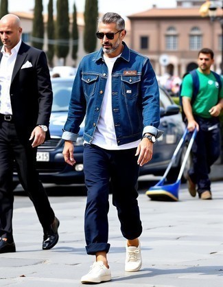 С чем носить синюю джинсовую куртку мужчине