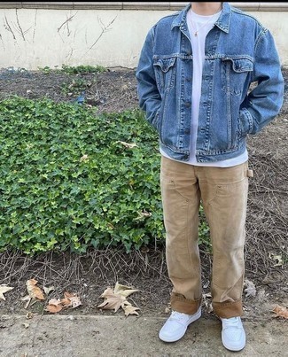 С чем носить синюю джинсовую куртку мужчине