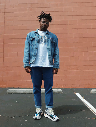 Как носить синюю джинсовую куртку с разноцветными кроссовками мужчине