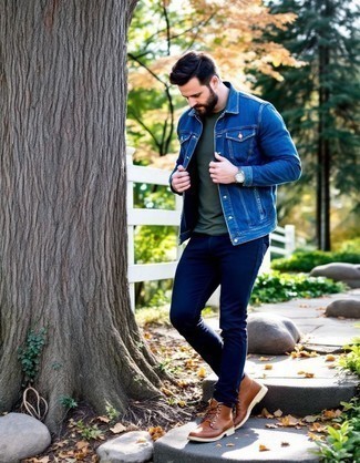 Как носить синюю джинсовую куртку с темно-синими джинсами мужчине