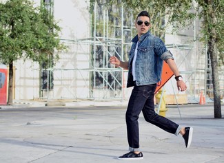 Как носить синюю джинсовую куртку с темно-синими кожаными низкими кедами мужчине