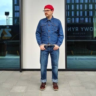 Как носить синюю джинсовую куртку с темно-синими рваными джинсами мужчине