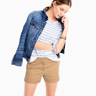 Какие шорты носить с синей джинсовой курткой женщине