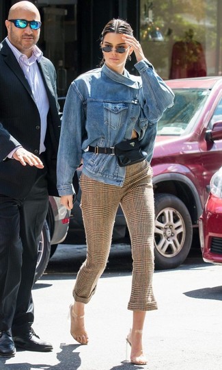 Какие узкие брюки носить с синей джинсовой курткой