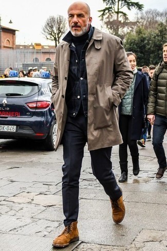 Какие плащи носить с синей джинсовой курткой мужчине