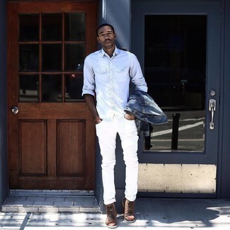 Как носить синюю джинсовую куртку с белыми джинсами мужчине