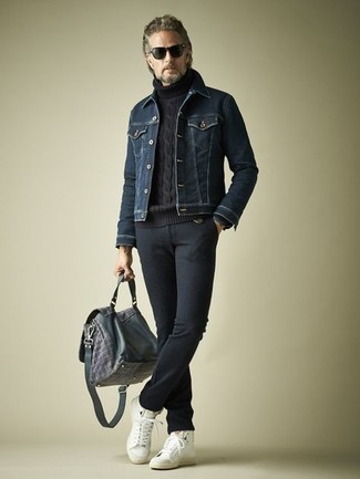 Как носить синюю джинсовую куртку с белыми кожаными высокими кедами мужчине
