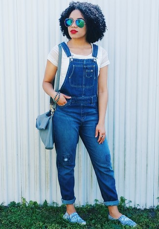 С чем носить синие джинсовые комбинезон