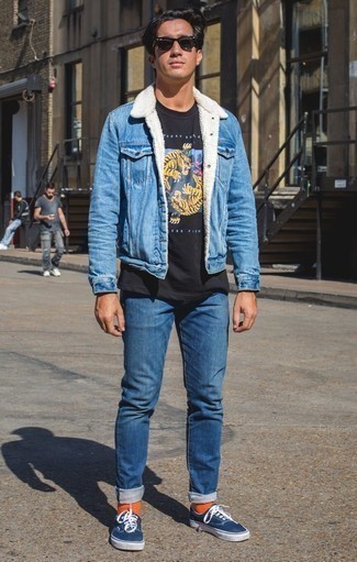 Как носить синюю джинсовую короткую дубленку с синими джинсами мужчине