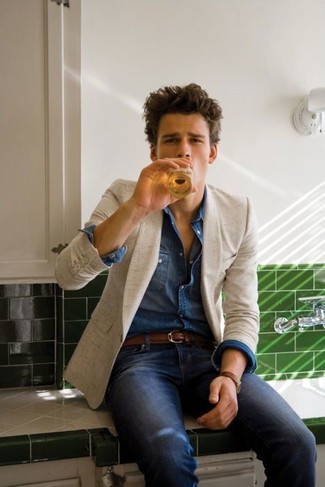 Как носить синюю джинсовую рубашку с бежевым пиджаком мужчине
