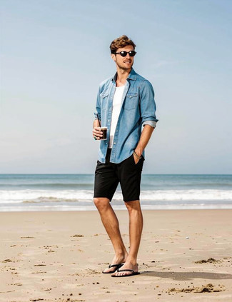 Как носить синюю джинсовую рубашку с черными сланцами мужчине