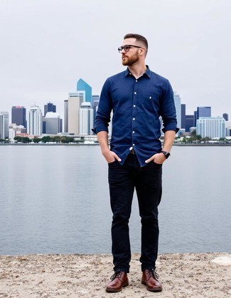 Как носить синюю джинсовую рубашку с черными джинсами мужчине