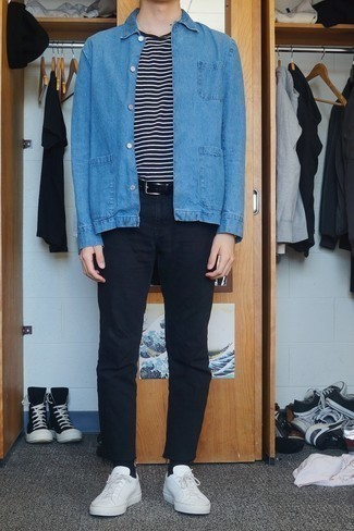 Как носить синюю джинсовую рубашку с черными джинсами мужчине