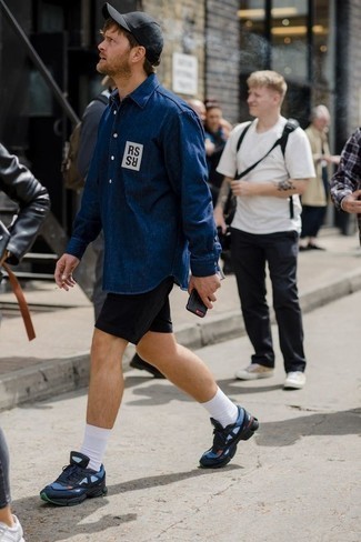 Как носить синюю джинсовую рубашку с черными шортами мужчине