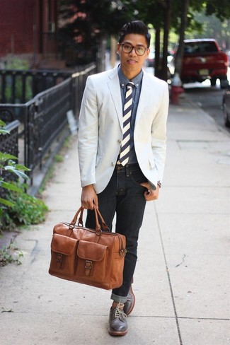 Как носить синюю джинсовую рубашку с темно-серыми джинсами мужчине