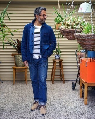 Как носить синюю джинсовую куртку-рубашку с синими джинсами мужчине