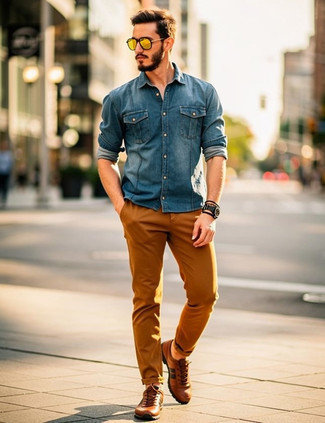 С чем носить синюю джинсовую рубашку мужчине