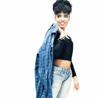 С чем носить синюю джинсовую рубашку женщине