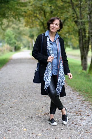 С чем носить синюю джинсовую рубашку женщине