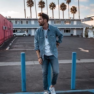 С чем носить синюю джинсовую рубашку мужчине