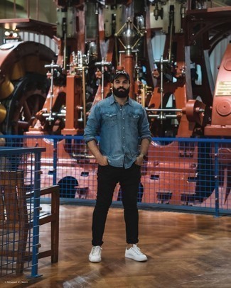 С чем носить синюю джинсовую рубашку мужчине