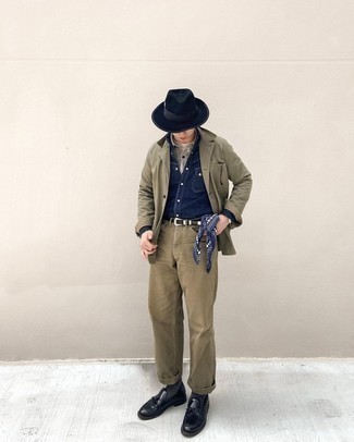 Как носить синюю джинсовую рубашку с оливковыми джинсами мужчине