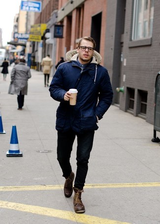 Какие парки носить с синей джинсовой рубашкой мужчине