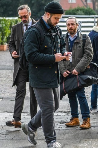 Какие спортивные штаны носить с синей джинсовой рубашкой мужчине