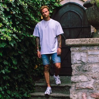 С чем носить синие джинсовые шорты мужчине