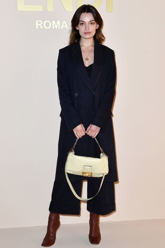 С чем носить синие джинсовые широкие брюки