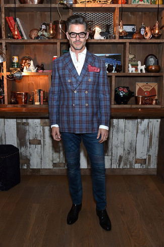 Какие ботинки челси носить с синим двубортным пиджаком мужчине