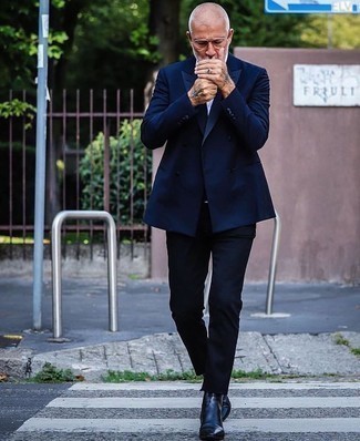 Какие ботинки челси носить с синим двубортным пиджаком мужчине