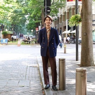 Какие ботинки челси носить с синим двубортным пиджаком мужчине