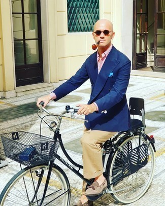 Какие брюки чинос носить с синим двубортным пиджаком