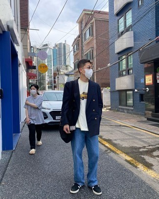 Какие джинсы носить с синим двубортным пиджаком мужчине