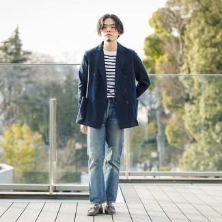 Как носить синий двубортный пиджак с голубыми джинсами мужчине